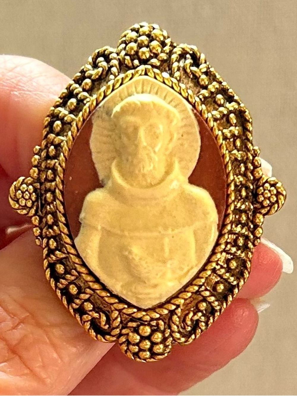 Vatican Library Collection St. Francis of Assisi Cameo Brooch Vintage - Picture 4 of 8
